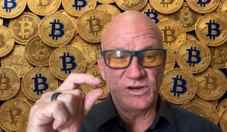 Analyst Who Predicted the Major Gold Rally Analyzes the Bitcoin-Gold Chart: Shares His Predictions – “Not BTC, But Two Altcoins…”