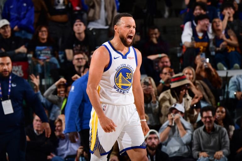 Curry scores 35 as Warriors upset Clippers to extend playoff run