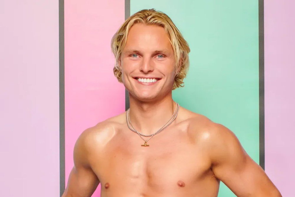 ‘Love Island UK’ Contestant Drops Out of Show Days After Show Premieres