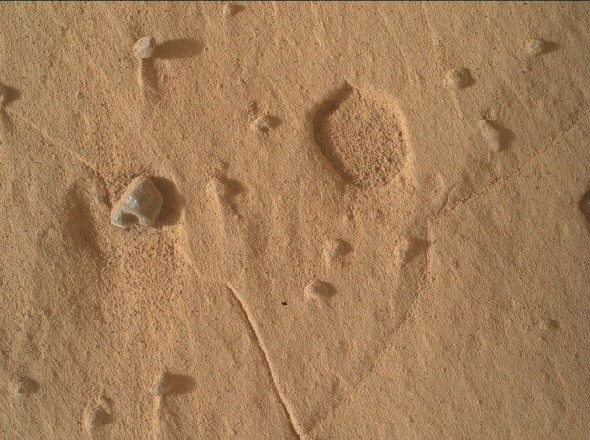 Bizarre ‘footprints’ spotted on Mars leave scientists scratching their heads