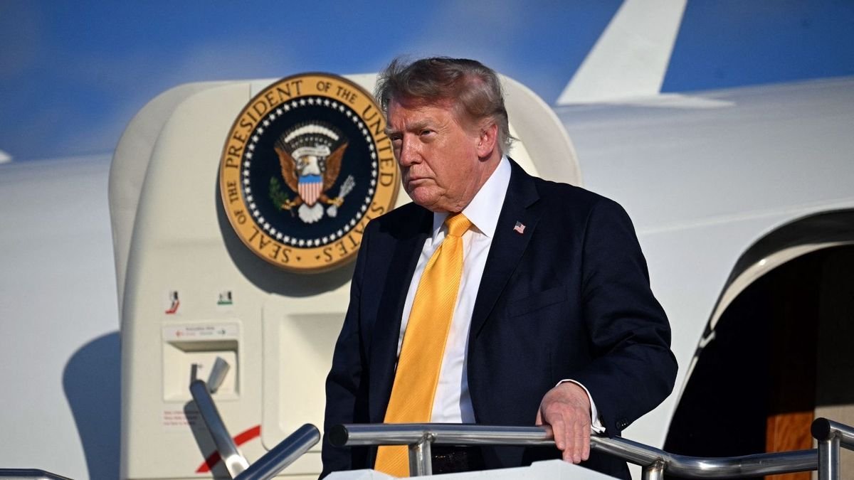 Vulgar sign awaits Trump on his Ireland flight path?