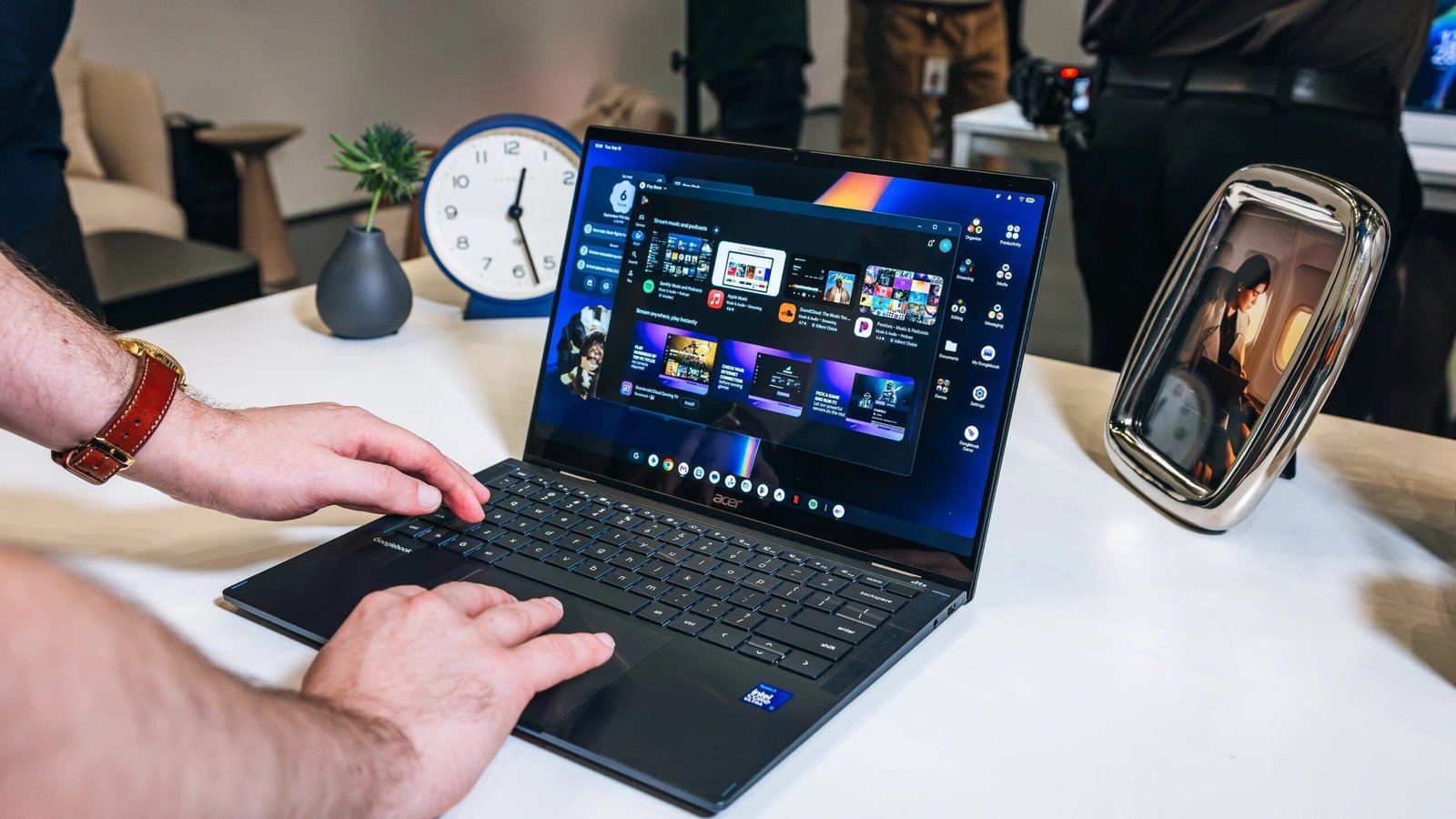 Better Late Than Never: Samsung Phones Now Work with Googlebook Laptops