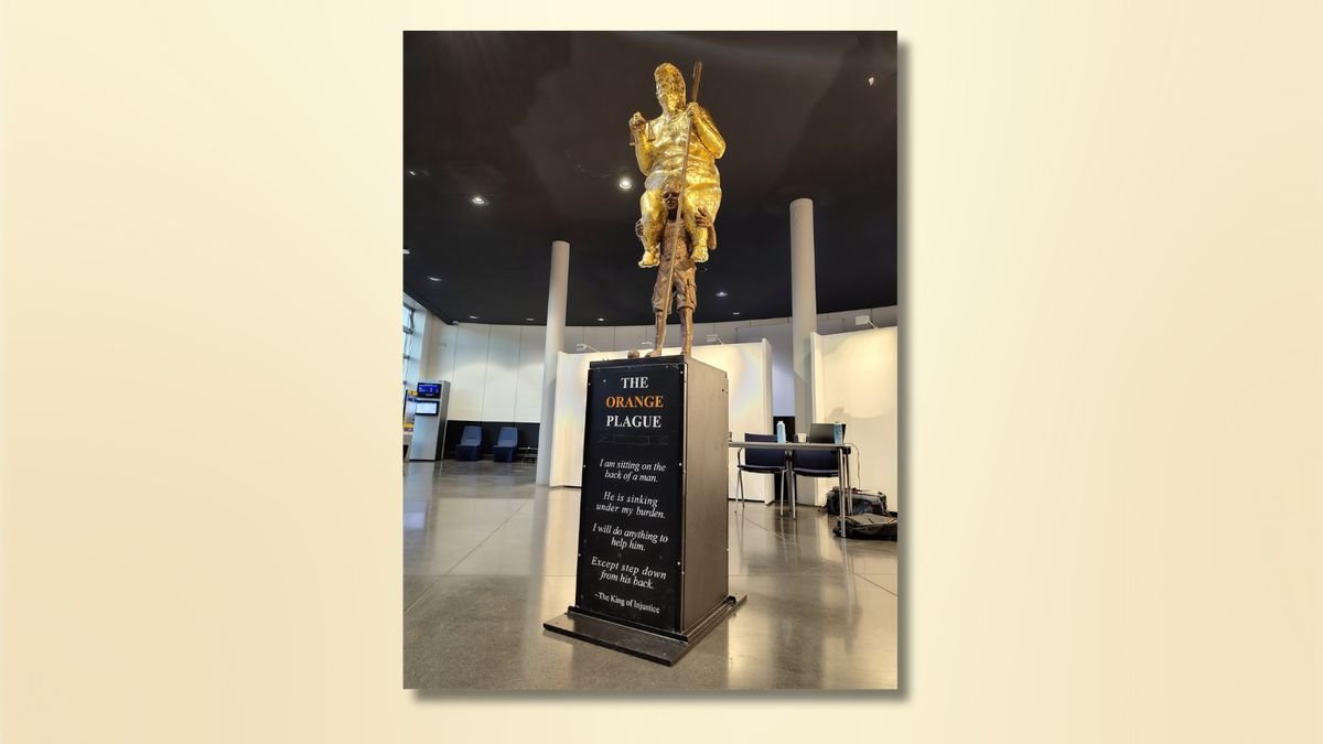 Do photos show gold statue of naked Trump at European Parliament?